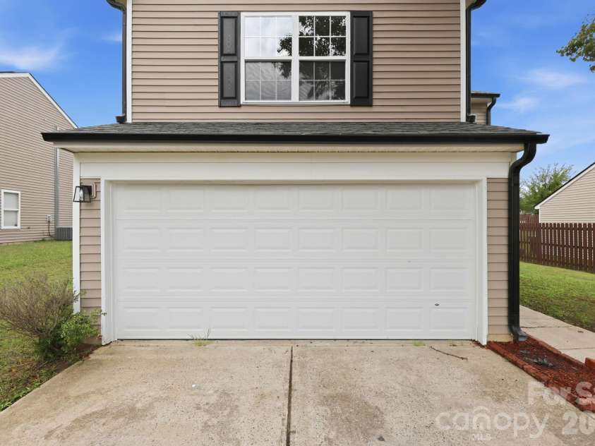 8207 Belmont Stables Drive, Charlotte, NC 28216.  MLS# CAR4409546, YatesRealty ID 26743. 