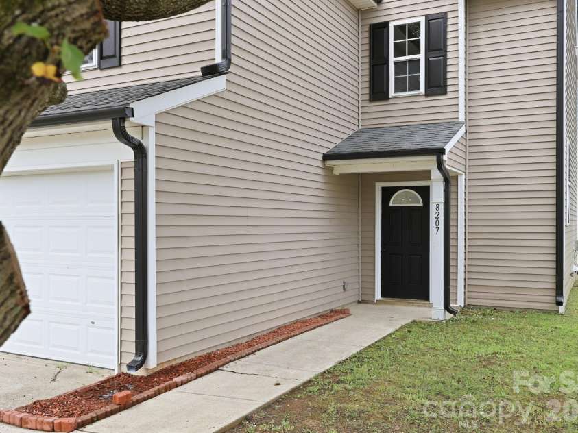 8207 Belmont Stables Drive, Charlotte, NC 28216.  MLS# CAR4409546, YatesRealty ID 26743. 