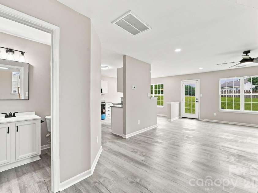 8207 Belmont Stables Drive, Charlotte, NC 28216.  MLS# CAR4409546, YatesRealty ID 26743. 