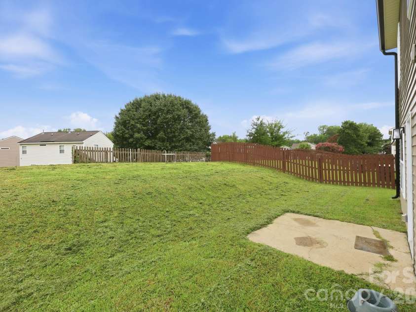 8207 Belmont Stables Drive, Charlotte, NC 28216.  MLS# CAR4409546, YatesRealty ID 26743. 