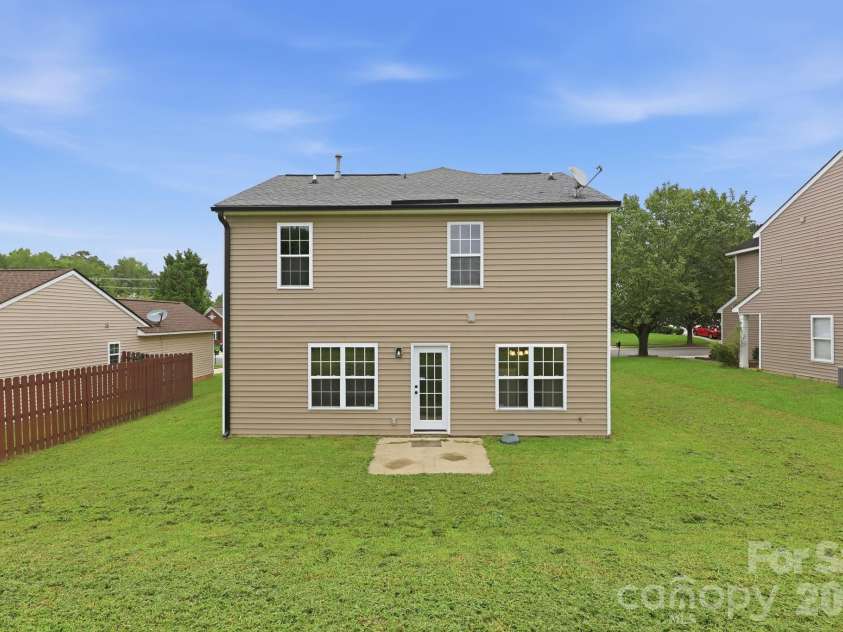8207 Belmont Stables Drive, Charlotte, NC 28216.  MLS# CAR4409546, YatesRealty ID 26743. 