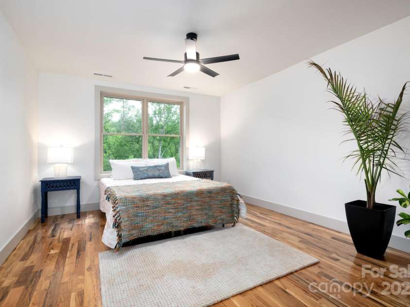 11 Middlebrook Road, Asheville, NC 28805.  MLS# CAR4259341, YatesRealty ID 26744. Bright Bedroom