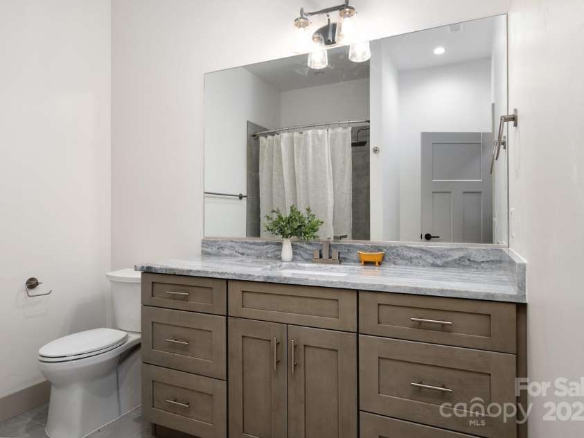 11 Middlebrook Road, Asheville, NC 28805.  MLS# CAR4259341, YatesRealty ID 26744. Full Bath Bedroom Adjacent