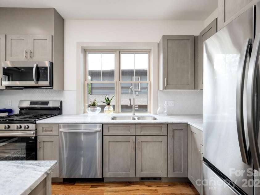 11 Middlebrook Road, Asheville, NC 28805.  MLS# CAR4259341, YatesRealty ID 26744. Lots of Cabinet and Counter Space