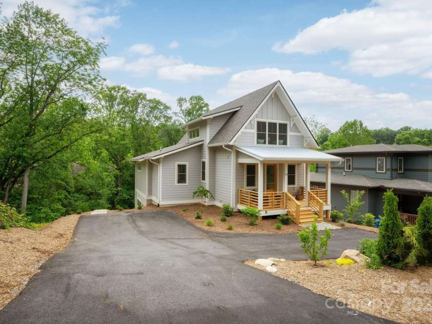 11 Middlebrook Road, Asheville, NC 28805.  MLS# CAR4259341, YatesRealty ID 26744. Plenty of Off-Street Parking