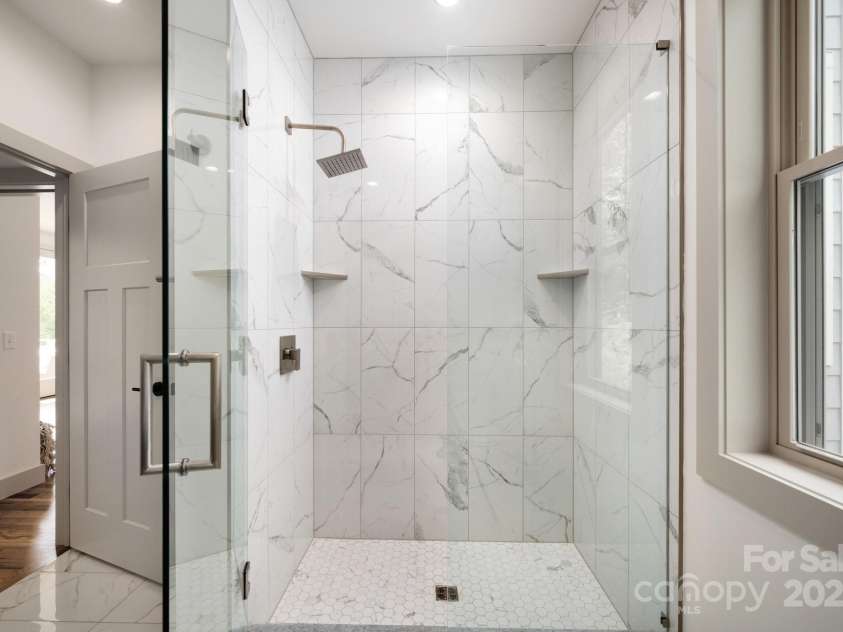 11 Middlebrook Road, Asheville, NC 28805.  MLS# CAR4259341, YatesRealty ID 26744. Tiled, Walk-In Shower