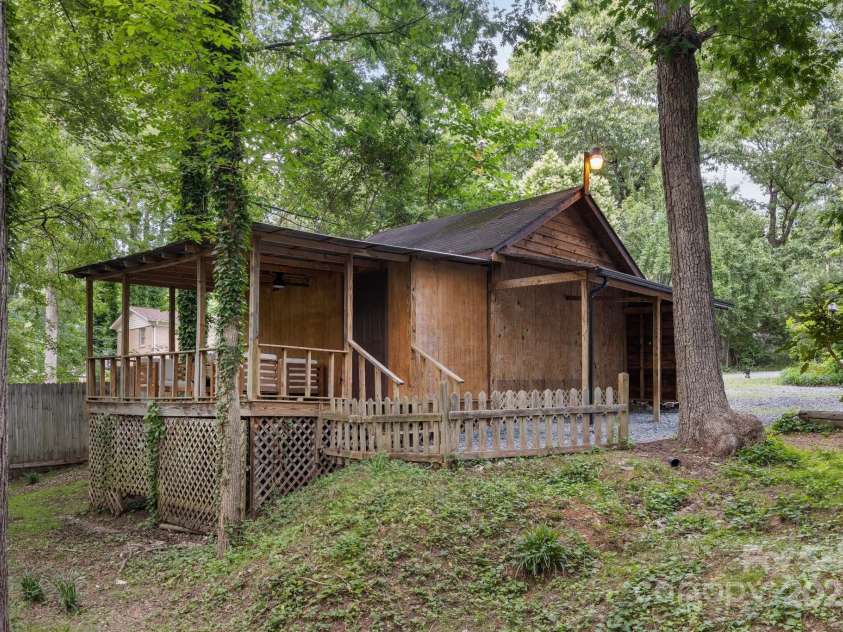 715 White oaks Circle, Monroe, NC 28110.  MLS# CAR4269457, YatesRealty ID 26746. 