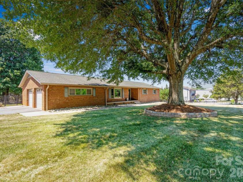 226 28th Avenue Place, Hickory, NC 28601.  MLS# CAR4386379, YatesRealty ID 26747. Main Level Garage Entry View