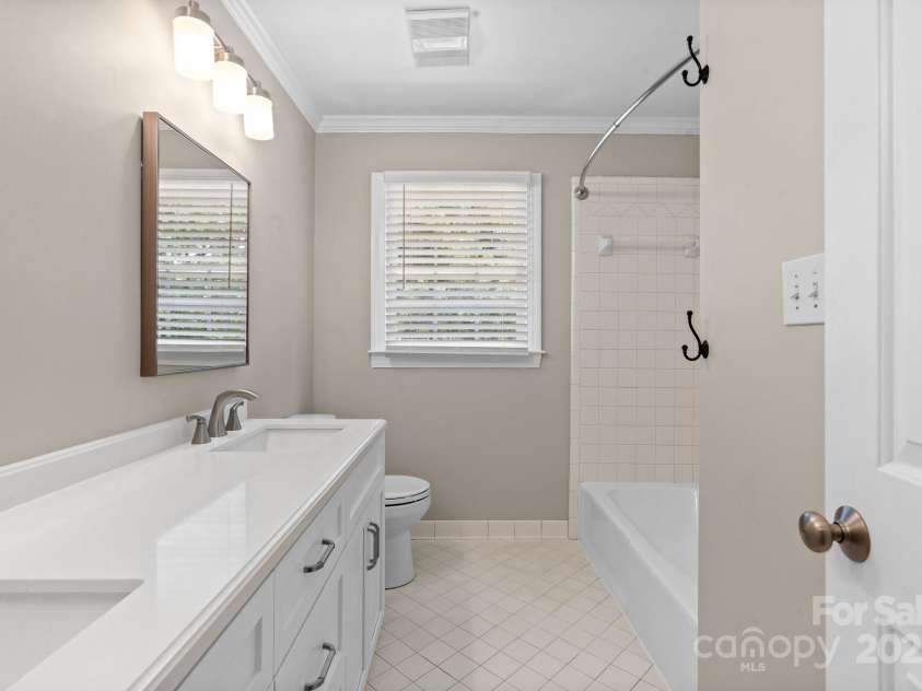 315 Red Barn Trail, Matthews, NC 28104.  MLS# CAR4267692, YatesRealty ID 26749. 2nd full bathroom upstairs
