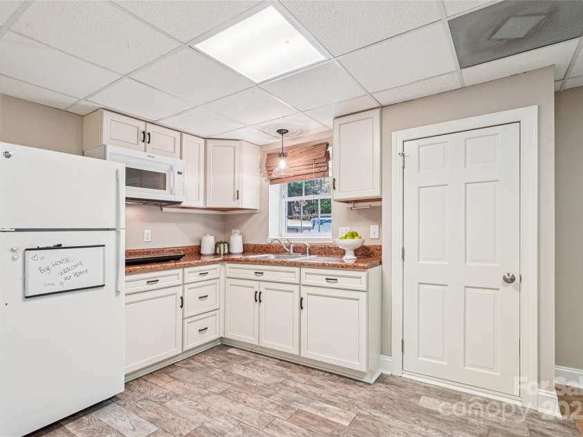 315 Red Barn Trail, Matthews, NC 28104.  MLS# CAR4267692, YatesRealty ID 26749. Apartment kitchen on basement level