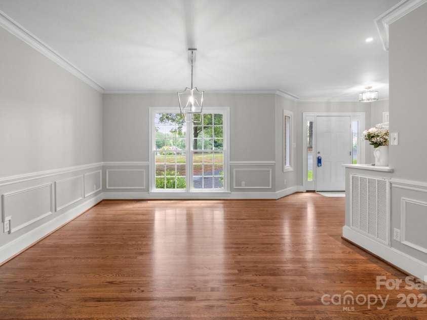 315 Red Barn Trail, Matthews, NC 28104.  MLS# CAR4267692, YatesRealty ID 26749. Dining room area