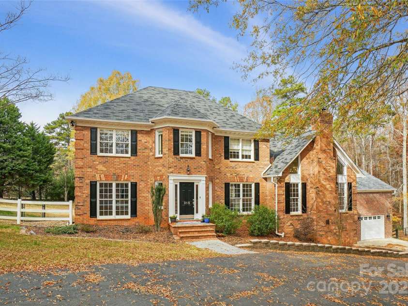315 Red Barn Trail, Matthews, NC 28104.  MLS# CAR4267692, YatesRealty ID 26749. Front Exterior
