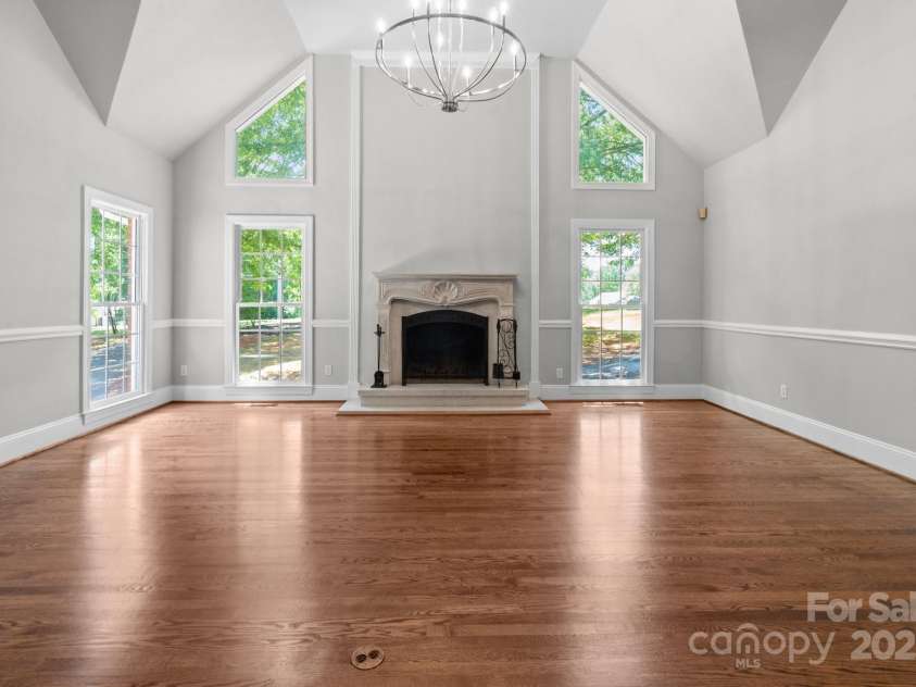 315 Red Barn Trail, Matthews, NC 28104.  MLS# CAR4267692, YatesRealty ID 26749. Great Room with Vaulted Ceiling