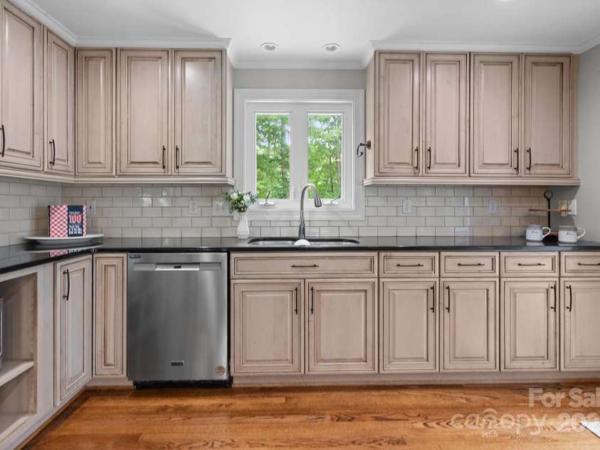 315 Red Barn Trail, Matthews, NC 28104.  MLS# CAR4267692, YatesRealty ID 26749. Kitchen