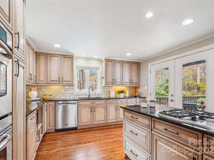 315 Red Barn Trail, Matthews, NC 28104.  MLS# CAR4267692, YatesRealty ID 26749. Kitchen with Island