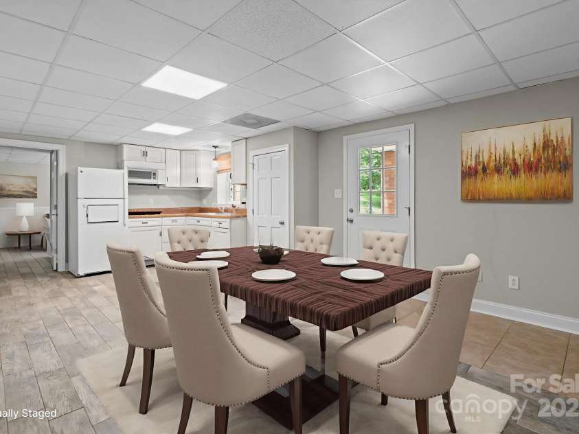 315 Red Barn Trail, Matthews, NC 28104.  MLS# CAR4267692, YatesRealty ID 26749. Kitchen/dining area downstairs/apartment