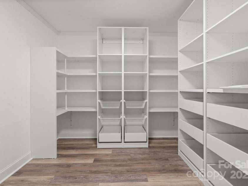 315 Red Barn Trail, Matthews, NC 28104.  MLS# CAR4267692, YatesRealty ID 26749. Walk in pantry