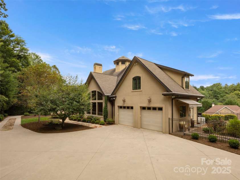 190 Mistletoe Trail, Hendersonville, NC 28791.  MLS# CAR4298117, YatesRealty ID 2675. 