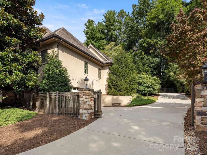 190 Mistletoe Trail, Hendersonville, NC 28791.  MLS# CAR4298117, YatesRealty ID 2675. 