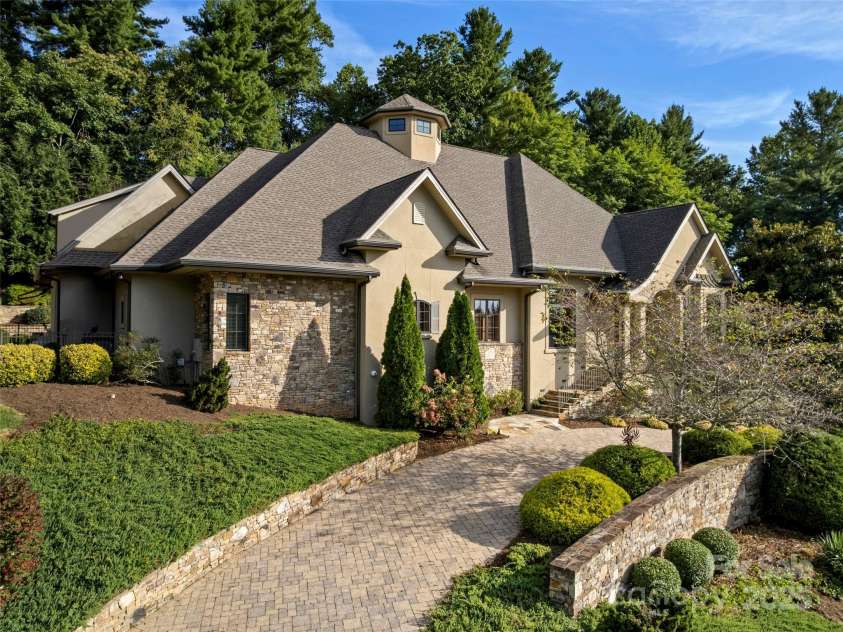 190 Mistletoe Trail, Hendersonville, NC 28791.  MLS# CAR4298117, YatesRealty ID 2675. 