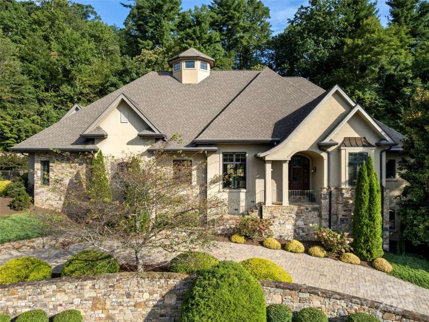 190 Mistletoe Trail, Hendersonville, NC 28791.  MLS# CAR4298117, YatesRealty ID 2675. 