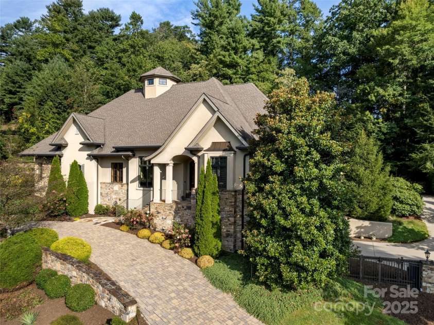 190 Mistletoe Trail, Hendersonville, NC 28791.  MLS# CAR4298117, YatesRealty ID 2675. 