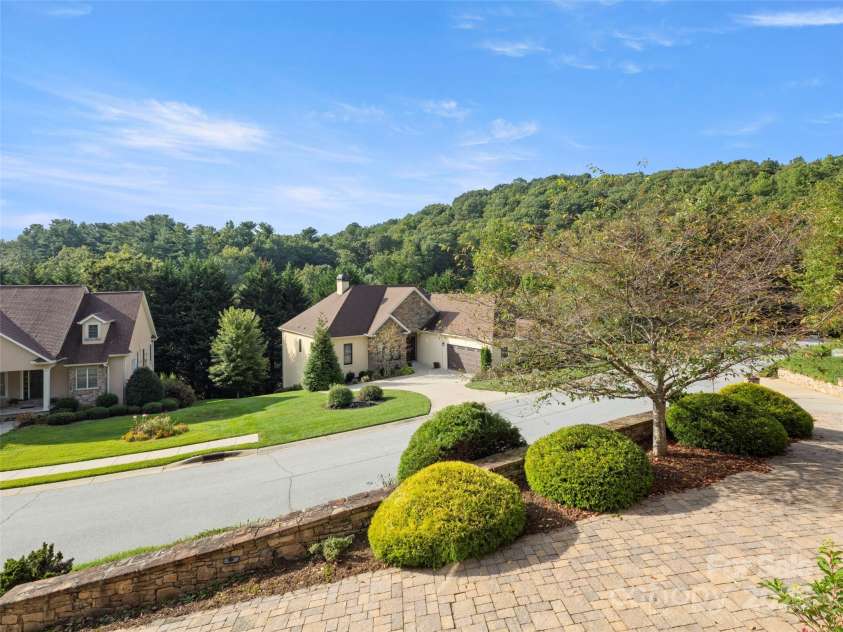 190 Mistletoe Trail, Hendersonville, NC 28791.  MLS# CAR4298117, YatesRealty ID 2675. 