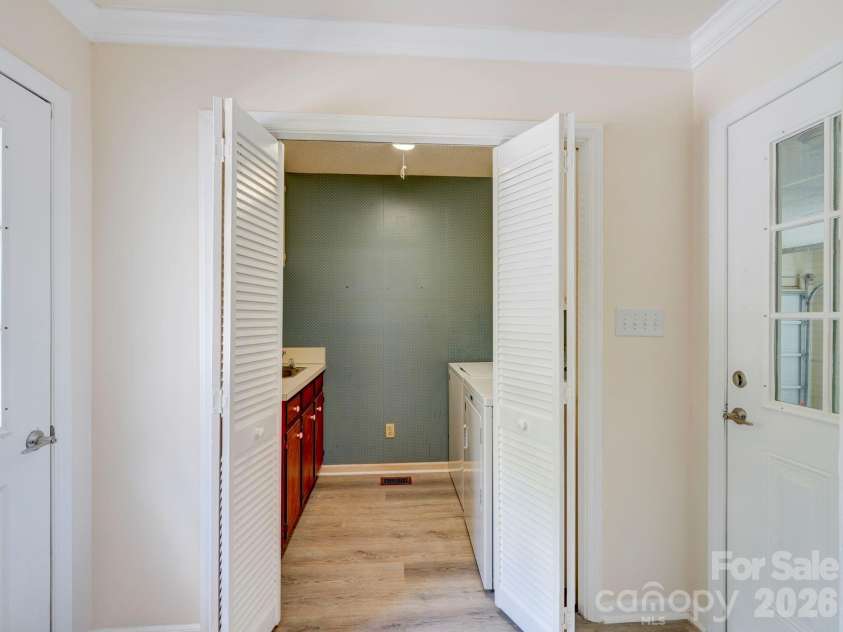 1707 David Drive, Shelby, NC 28150.  MLS# CAR4379907, YatesRealty ID 26750. Laundry off kitchen