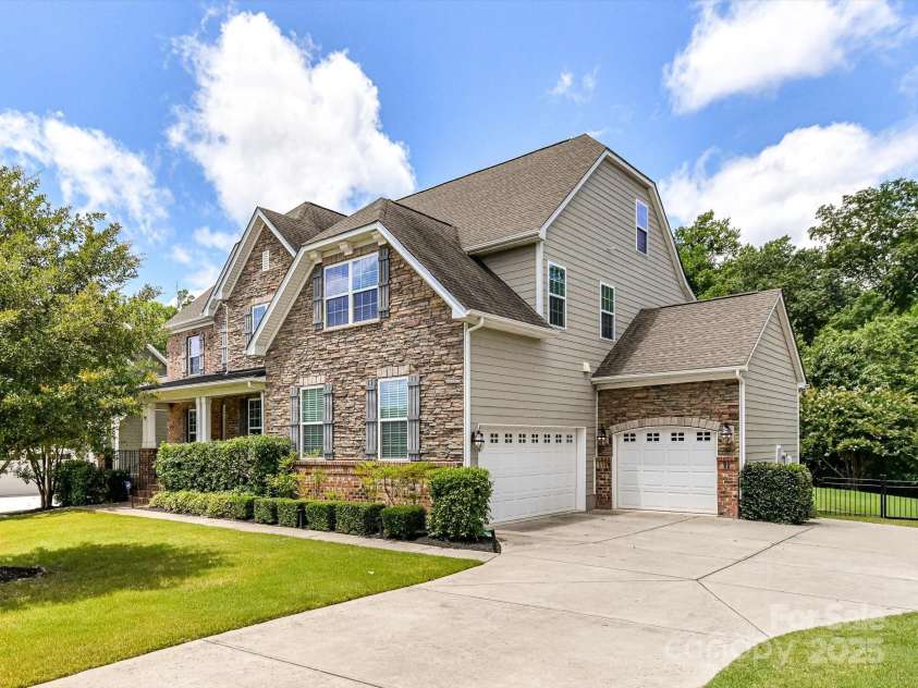 17012 Alydar Commons Lane, Charlotte, NC 28278.  MLS# CAR4273044, YatesRealty ID 26752. 