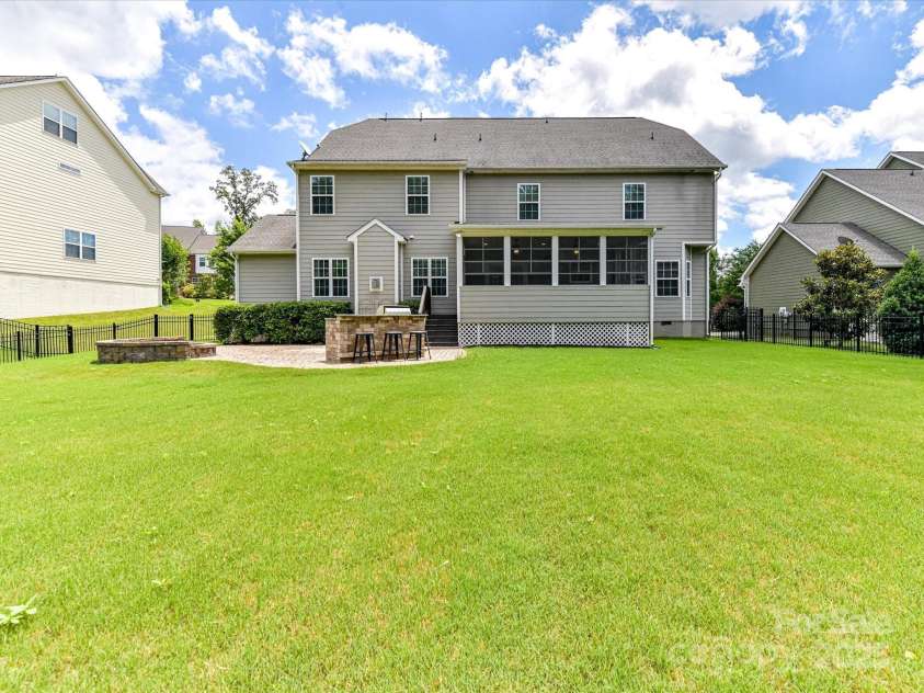 17012 Alydar Commons Lane, Charlotte, NC 28278.  MLS# CAR4273044, YatesRealty ID 26752. 