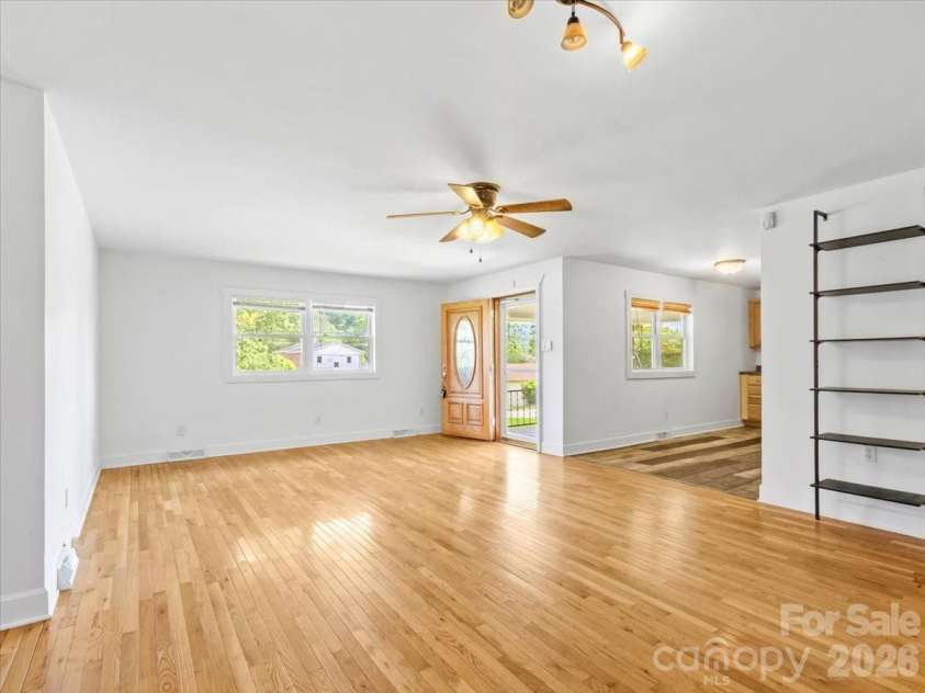 42 East Boulevard, Burnsville, NC 28714.  MLS# CAR4384114, YatesRealty ID 26752. 