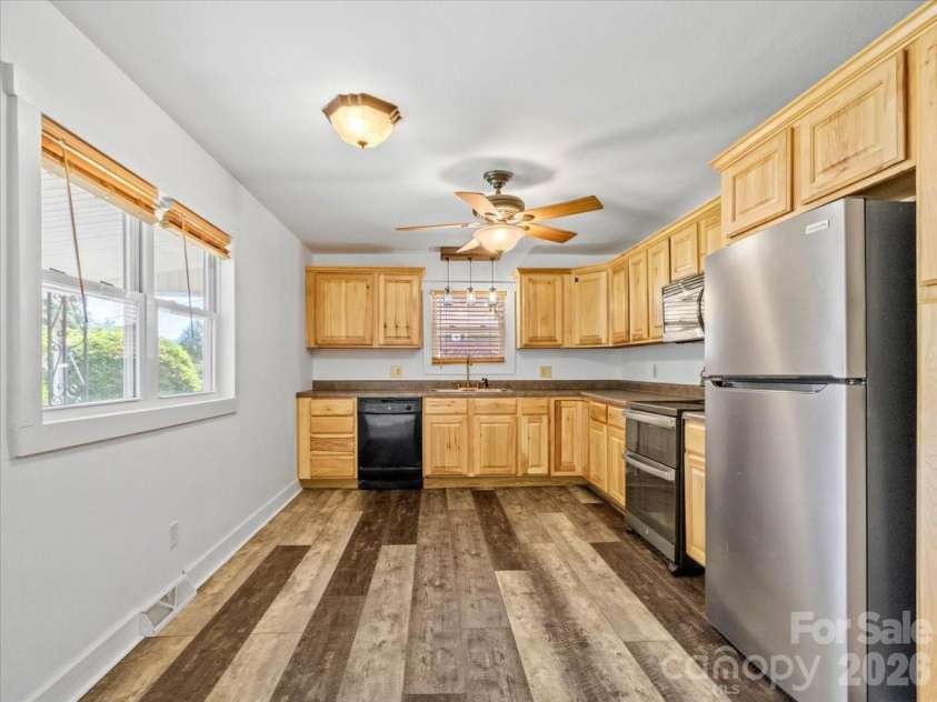 42 East Boulevard, Burnsville, NC 28714.  MLS# CAR4384114, YatesRealty ID 26752. 
