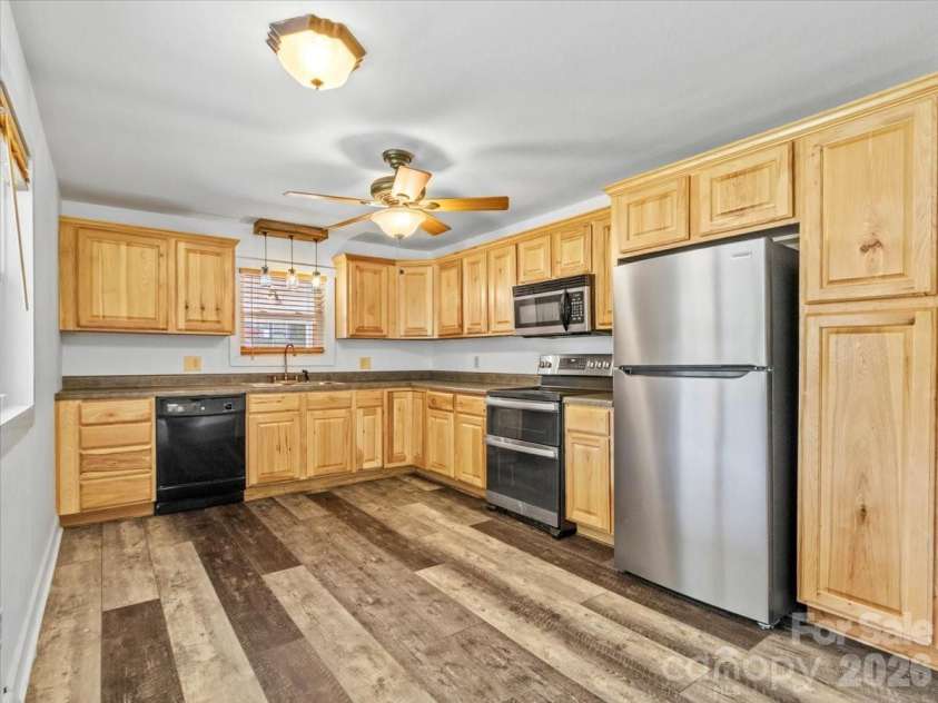 42 East Boulevard, Burnsville, NC 28714.  MLS# CAR4384114, YatesRealty ID 26752. 