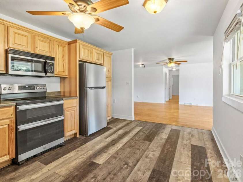 42 East Boulevard, Burnsville, NC 28714.  MLS# CAR4384114, YatesRealty ID 26752. 