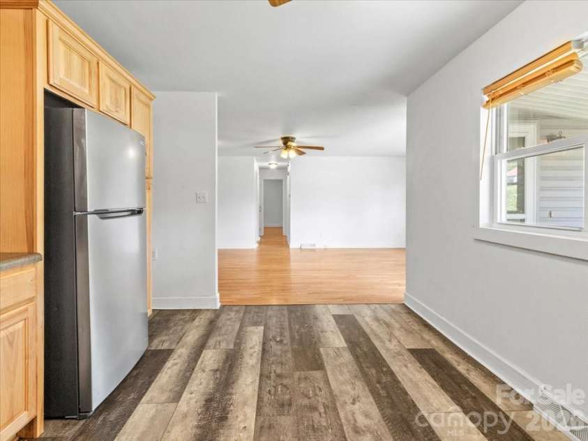 42 East Boulevard, Burnsville, NC 28714.  MLS# CAR4384114, YatesRealty ID 26752. 