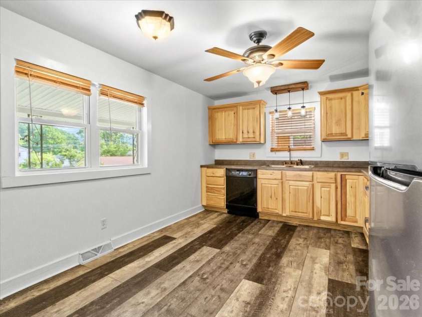 42 East Boulevard, Burnsville, NC 28714.  MLS# CAR4384114, YatesRealty ID 26752. 
