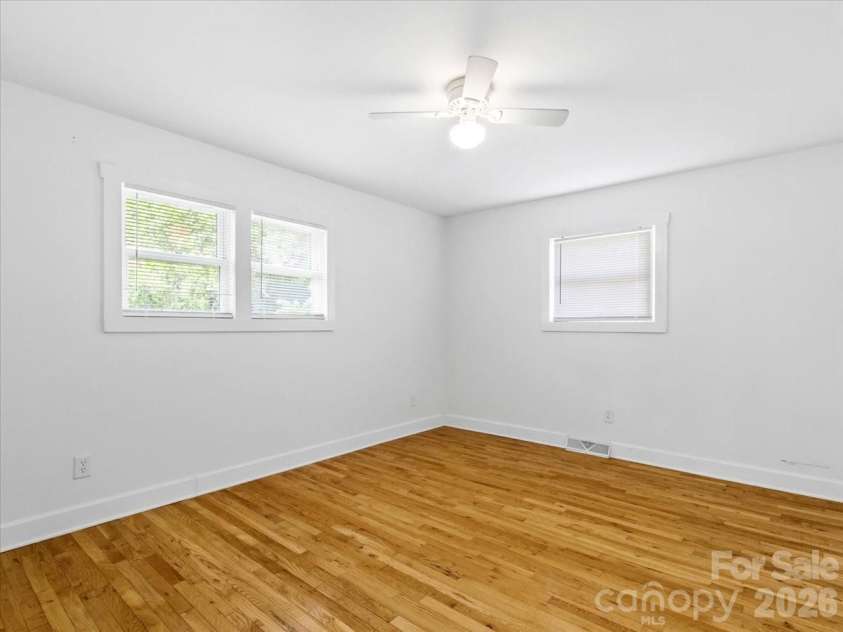 42 East Boulevard, Burnsville, NC 28714.  MLS# CAR4384114, YatesRealty ID 26752. 