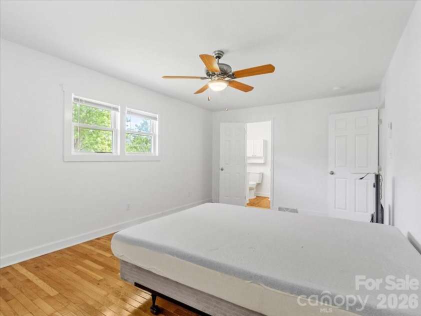 42 East Boulevard, Burnsville, NC 28714.  MLS# CAR4384114, YatesRealty ID 26752. 