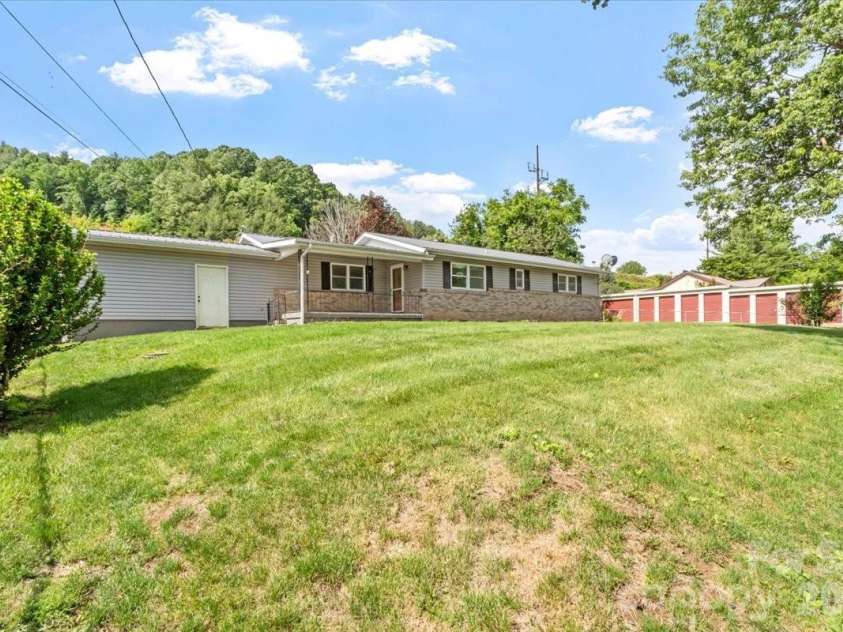 42 East Boulevard, Burnsville, NC 28714.  MLS# CAR4384114, YatesRealty ID 26752. 