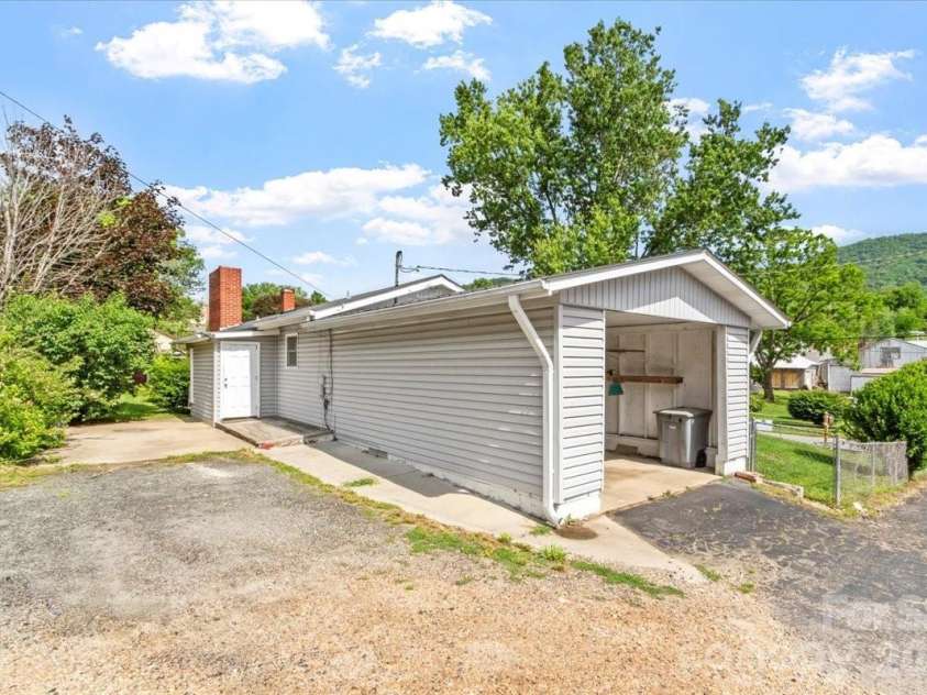42 East Boulevard, Burnsville, NC 28714.  MLS# CAR4384114, YatesRealty ID 26752. 