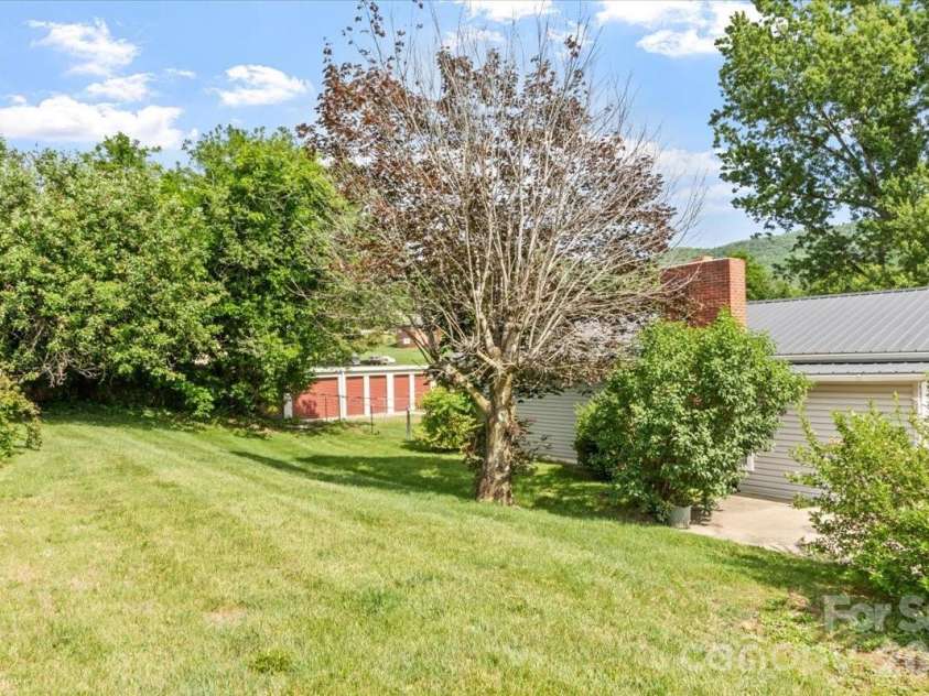 42 East Boulevard, Burnsville, NC 28714.  MLS# CAR4384114, YatesRealty ID 26752. 