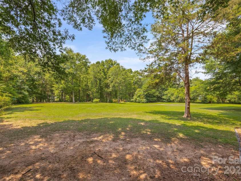 1975 Kehl Road, Clover, SC 29710.  MLS# CAR4273380, YatesRealty ID 26754. Gorgeous Yard