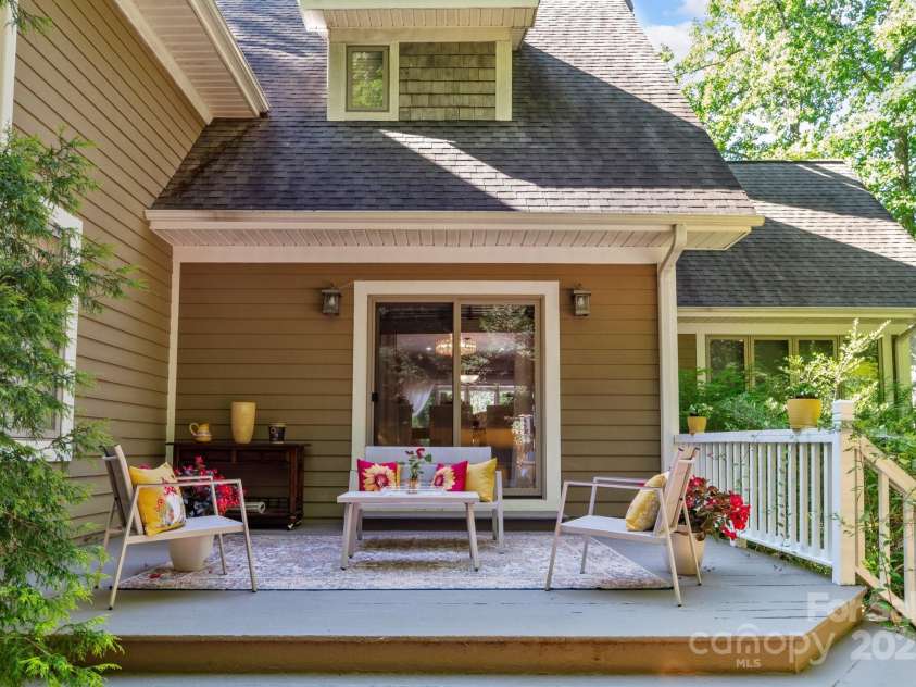 11 Hearthstone Drive, Asheville, NC 28803.  MLS# CAR4277010, YatesRealty ID 26759. 