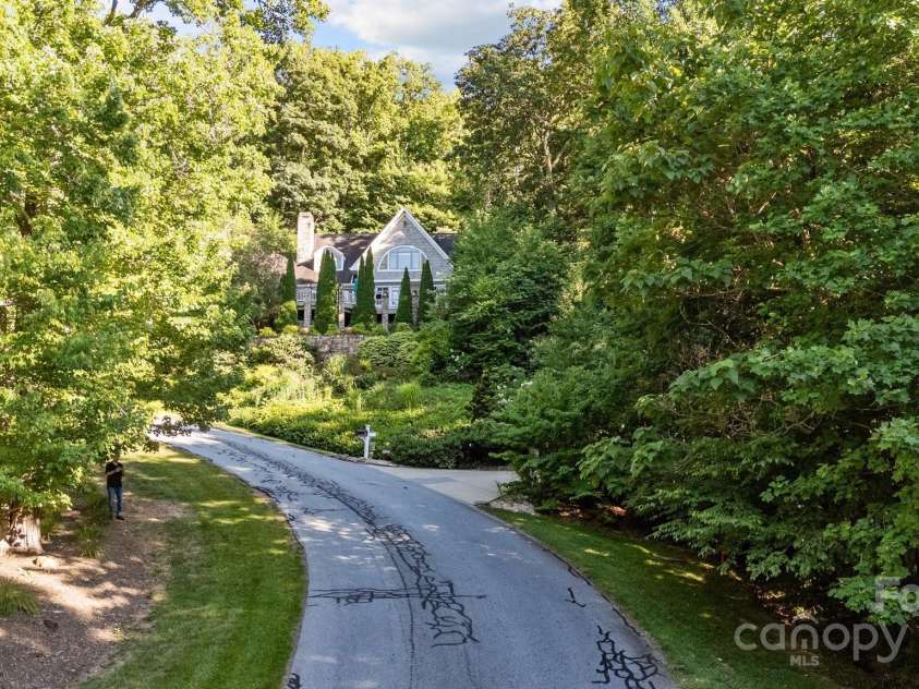 11 Hearthstone Drive, Asheville, NC 28803.  MLS# CAR4277010, YatesRealty ID 26759. 