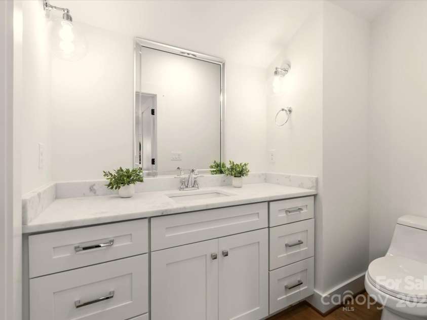 1922 Hamorton Place, Charlotte, NC 28205.  MLS# CAR4237474, YatesRealty ID 2676. Bonus room bath