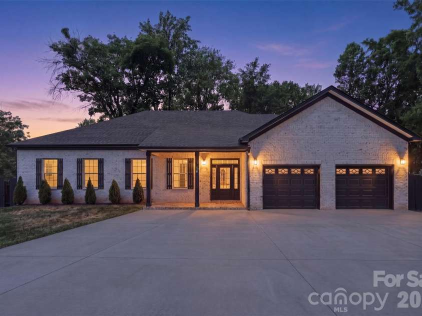 5330 Tuckaseegee Road, Charlotte, NC 28208.  MLS# CAR4372285, YatesRealty ID 26761. 