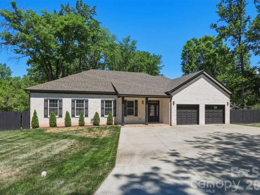 5330 Tuckaseegee Road, Charlotte, NC 28208.  MLS# CAR4372285, YatesRealty ID 26761. 