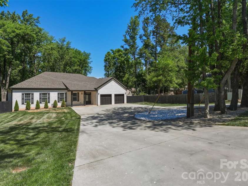 5330 Tuckaseegee Road, Charlotte, NC 28208.  MLS# CAR4372285, YatesRealty ID 26761. Circular driveway