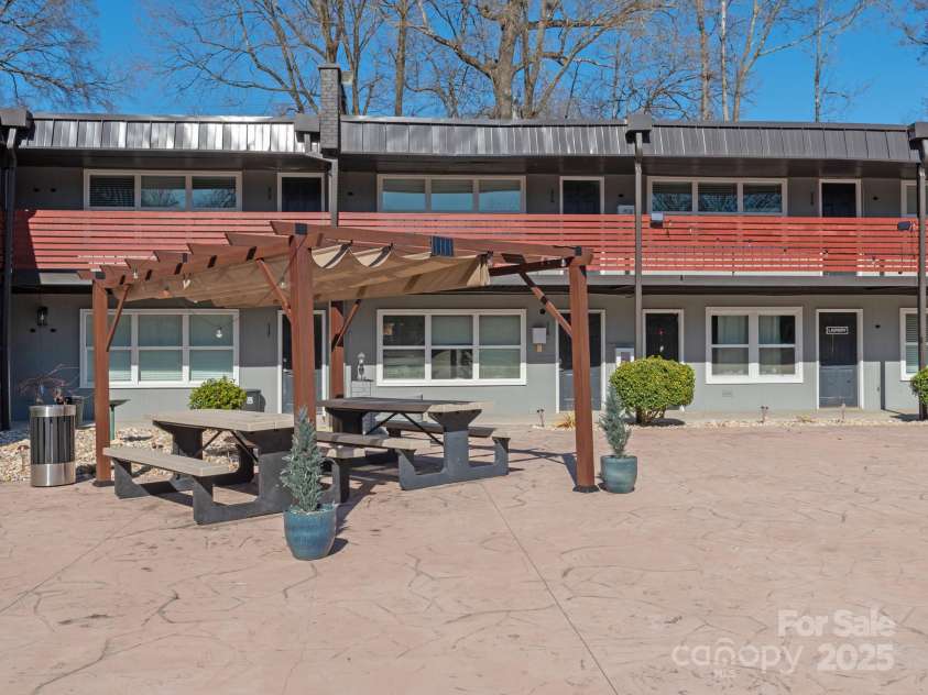 2000 Patio Court, Charlotte, NC 28205.  MLS# CAR4270954, YatesRealty ID 2677. Picnic Area
