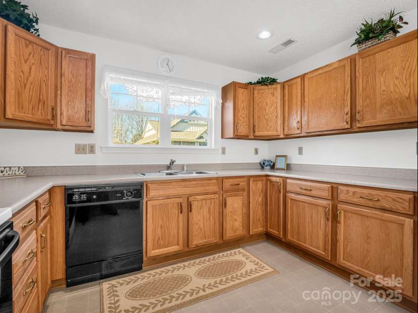 24 Gray Wolf Lane, Hendersonville, NC 28792.  MLS# CAR4208777, YatesRealty ID 26770. 